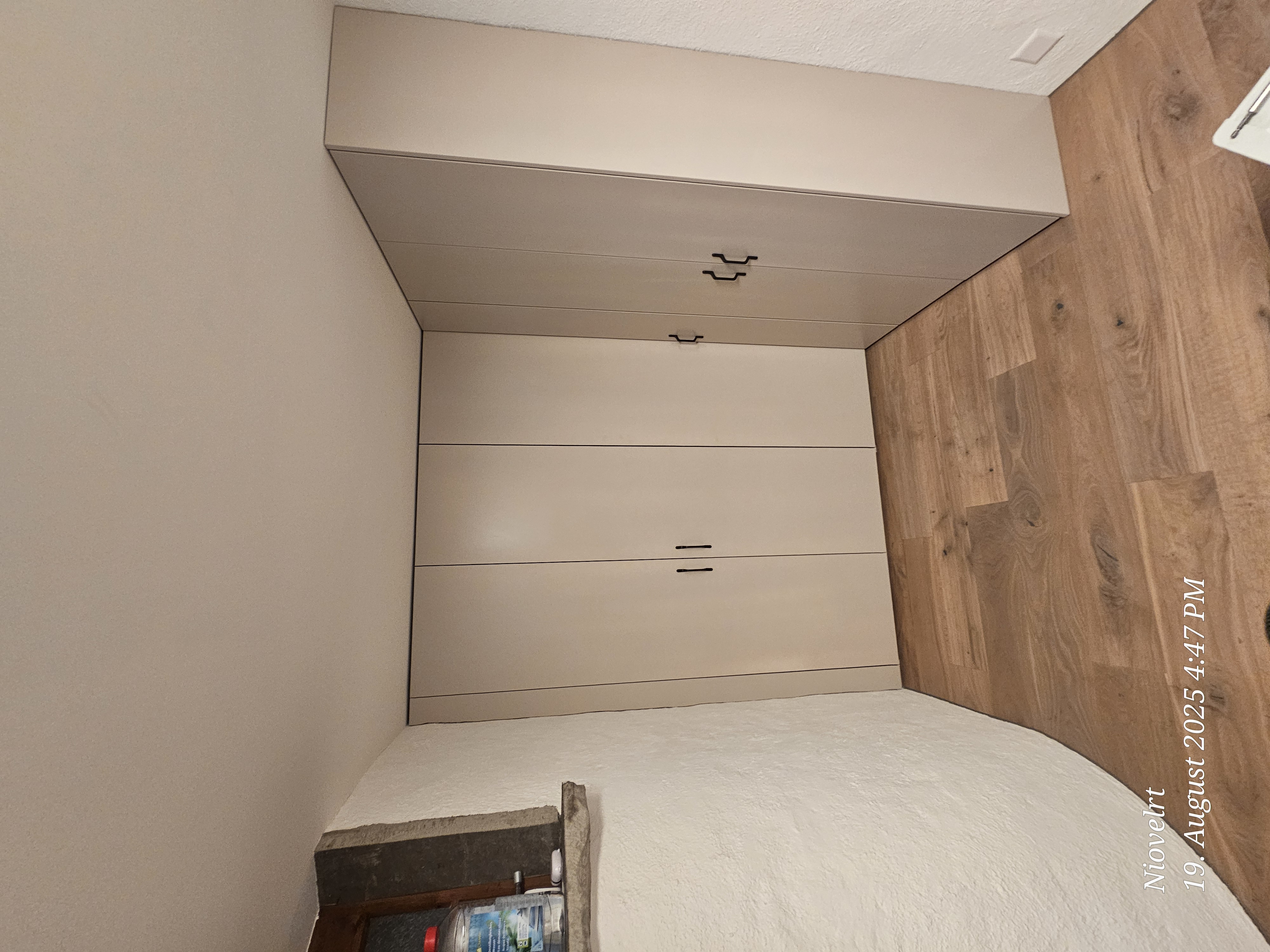 Einbauschrank beige Gesamtansicht Ecke – RT Möbelschreinerei Regensdorf