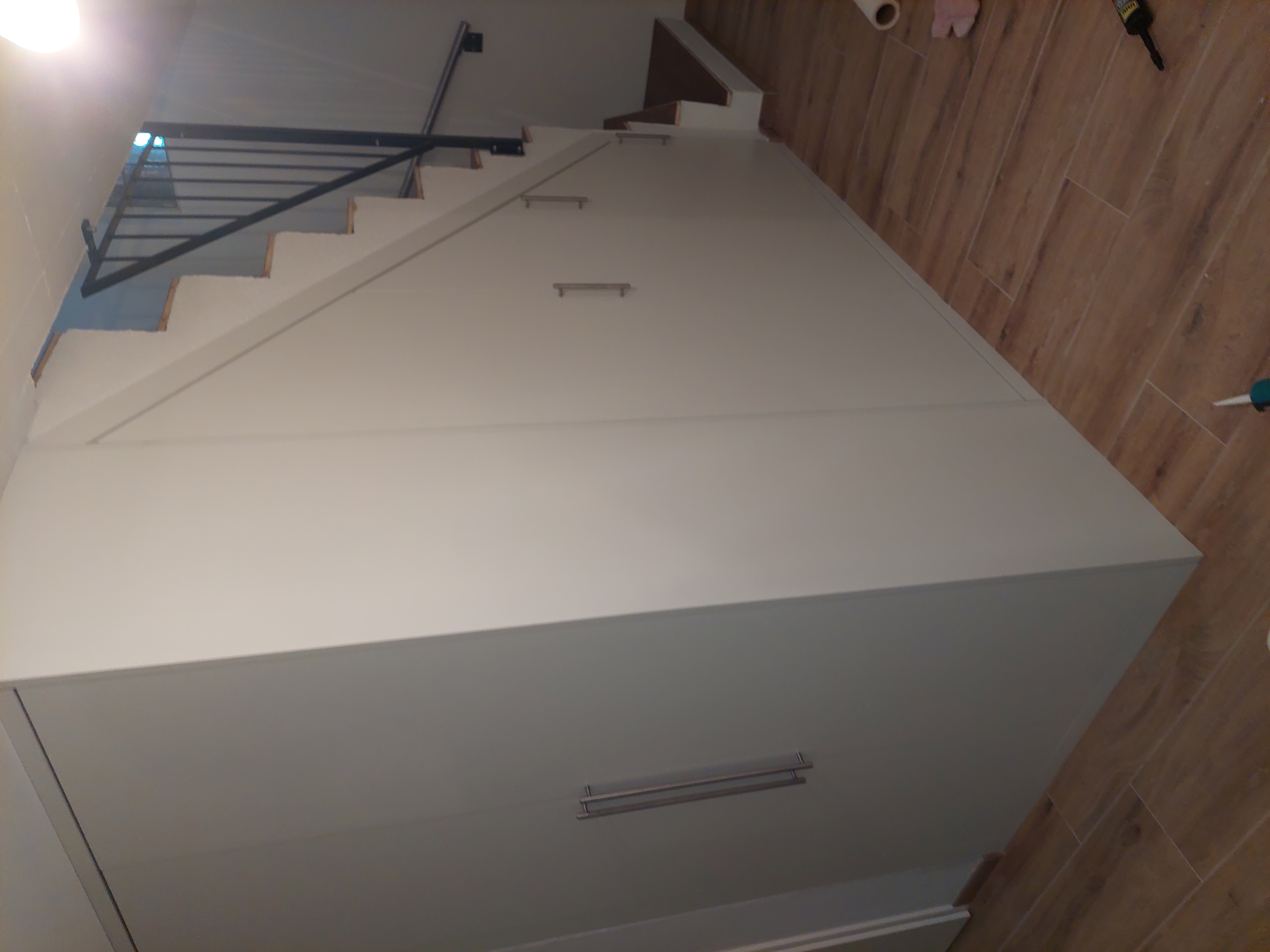 Einbauschrank unter der Treppe – RT Möbelschreinerei Regensdorf