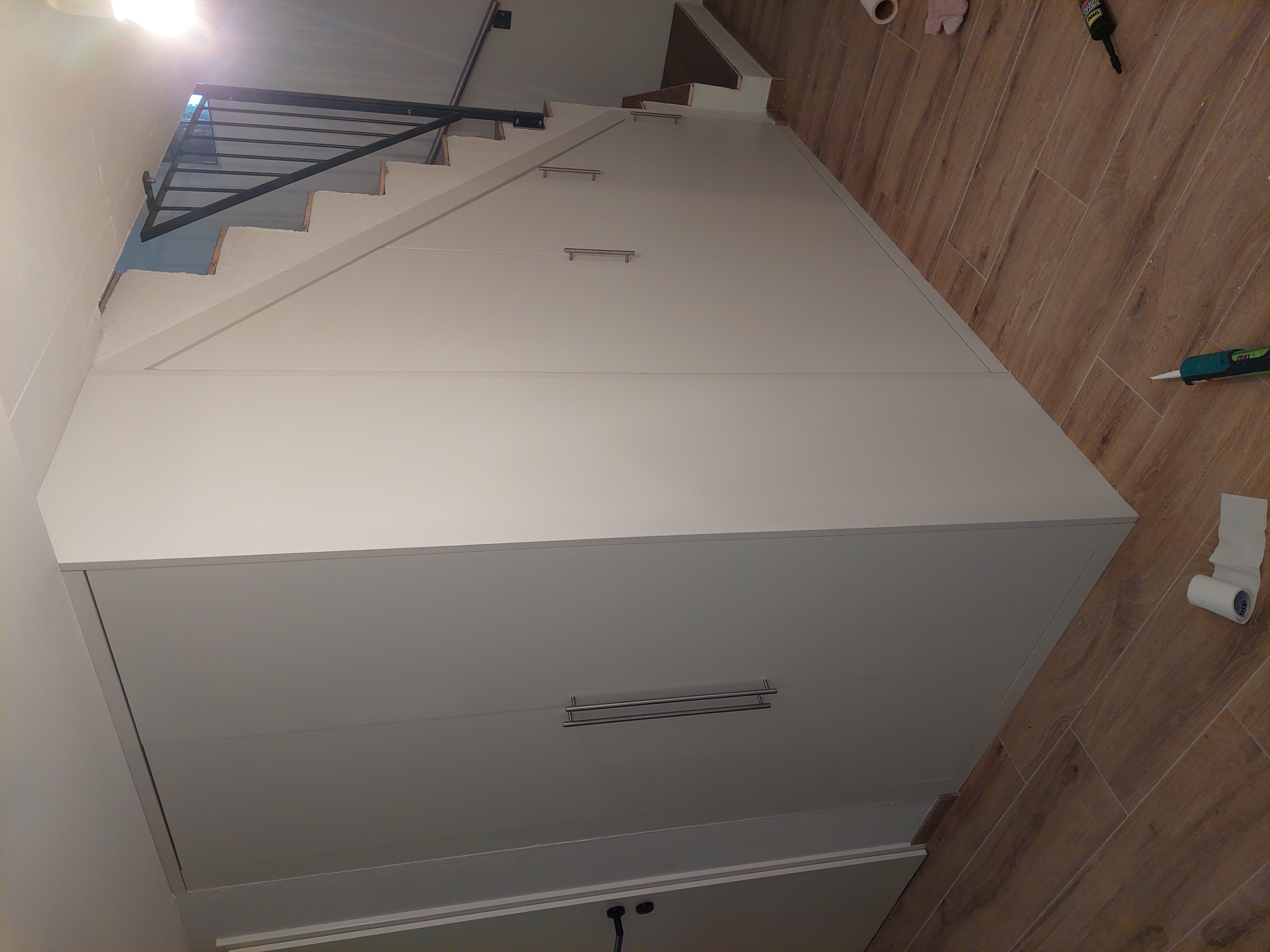 Einbauschrank unter der Treppe Detailansicht – RT Möbelschreinerei Regensdorf