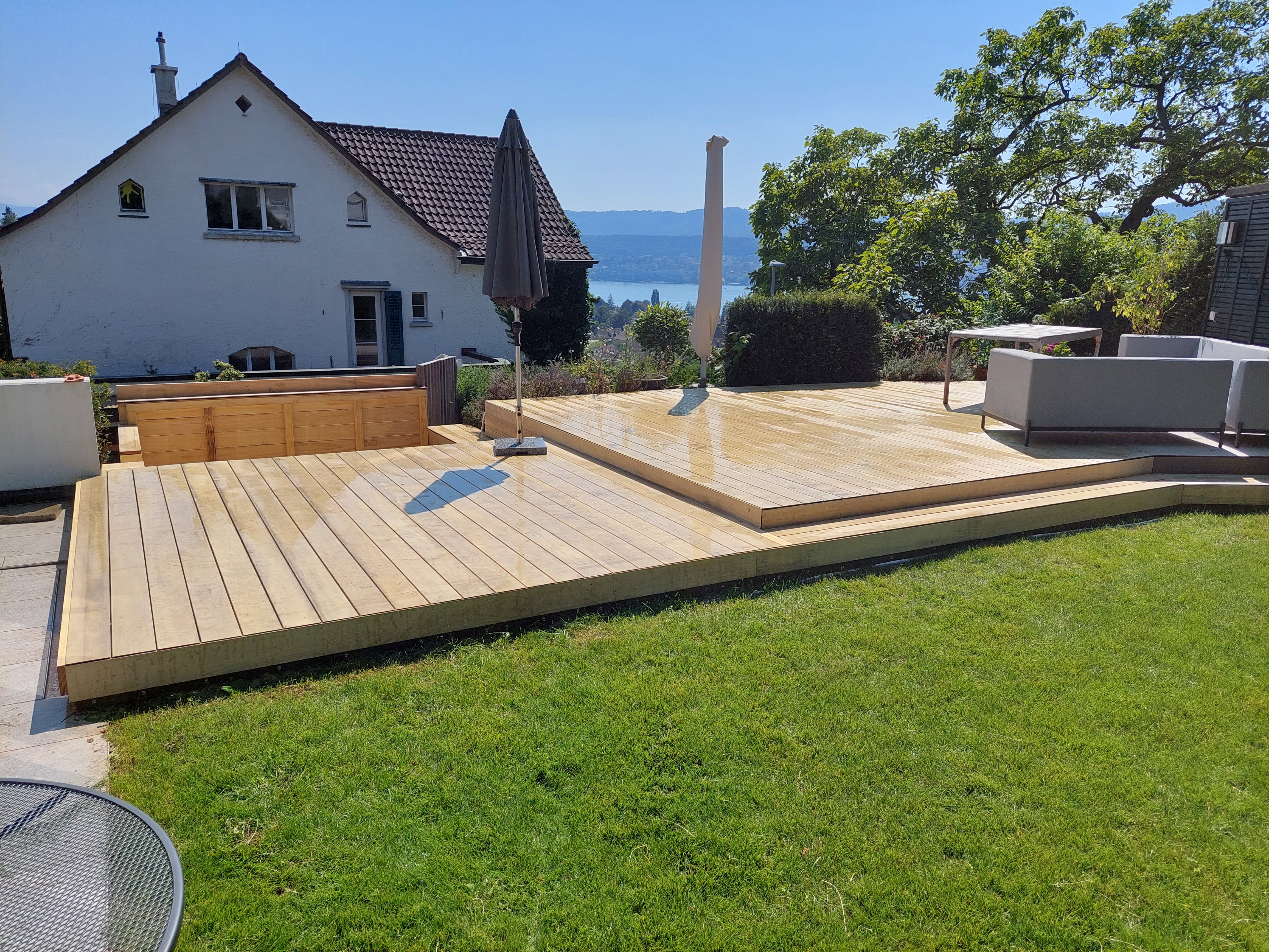Integrierte Holzsitzbank und Sichtschutz auf Accoya-Terrasse – RT Möbelschreinerei Regensdorf