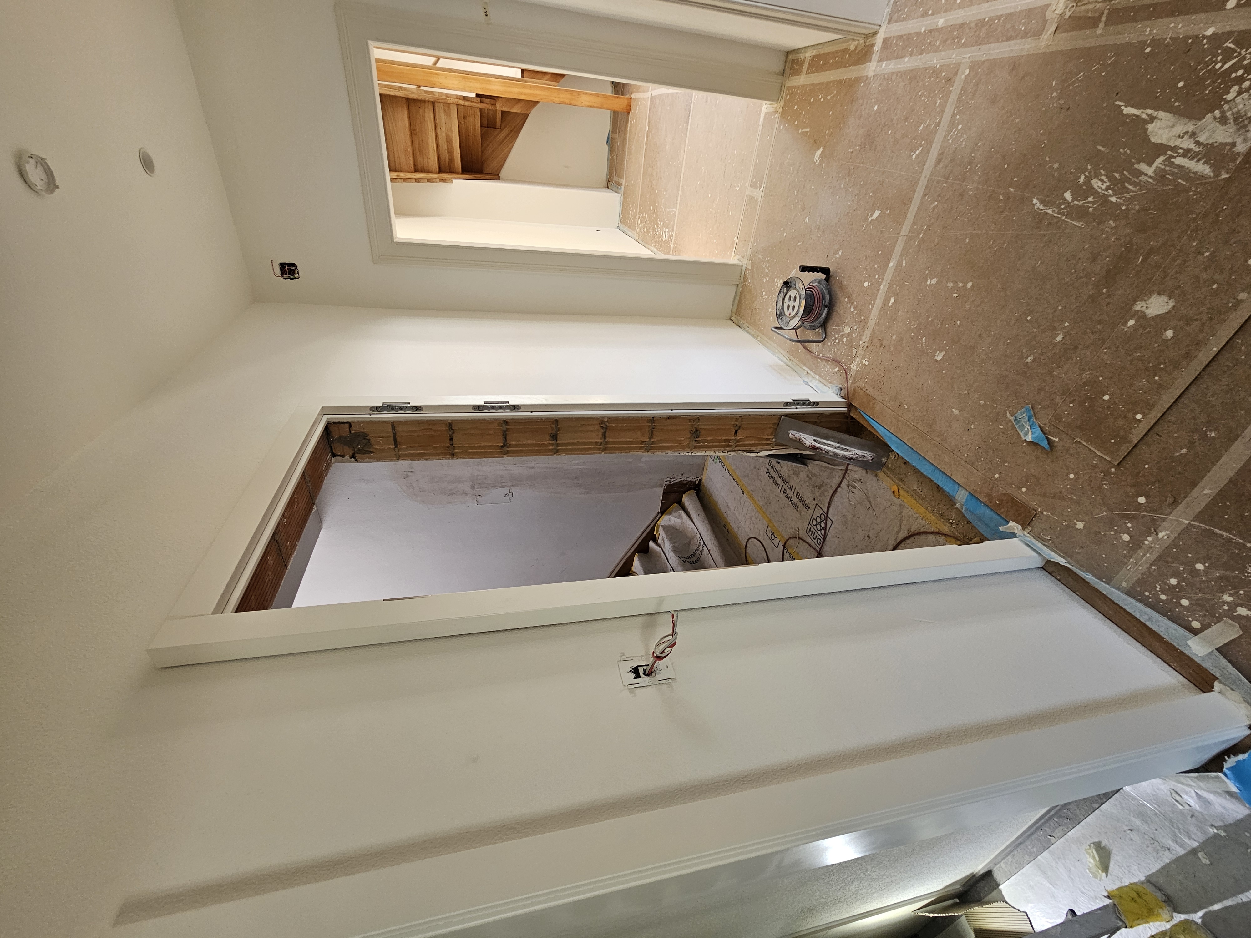 Wohnungseingangstür weiss Montage Rohbau – RT Möbelschreinerei Regensdorf